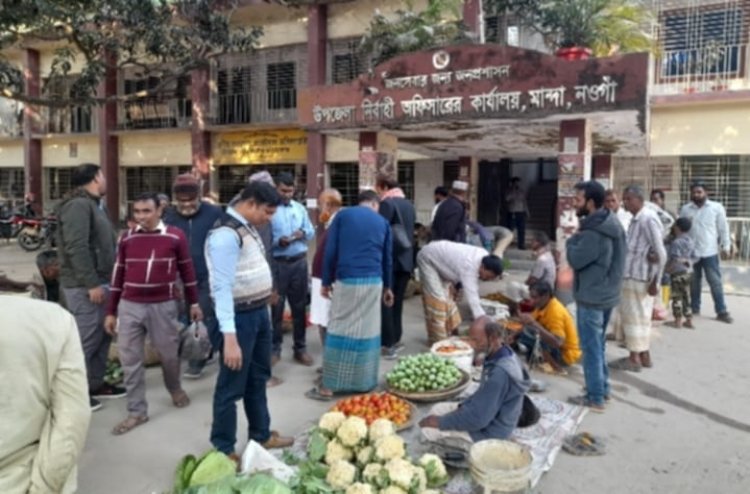 হাটে সবজি বিক্রিতে বাঁধাদিয়াই-ইউএনও অফিসের সামনে বাজার বসালেন কৃষকরা