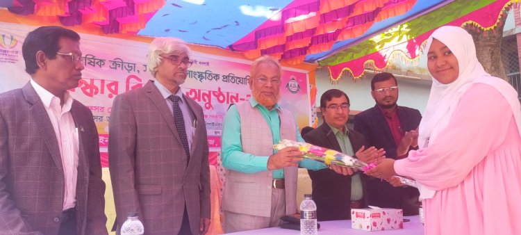 চাঁপাইনবাবগঞ্জ মহিলা কলেজে বিজয়ী শিক্ষার্থীদের মাঝে পুরস্কার বিতরণ