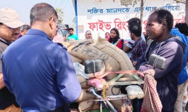 নওগাঁয় ওএমএসের চাল কালোবাজারে ফেঁসে গেলেন ভ্যান চাল-ধরাছোঁয়ার বাহিরে মূলহোতারা