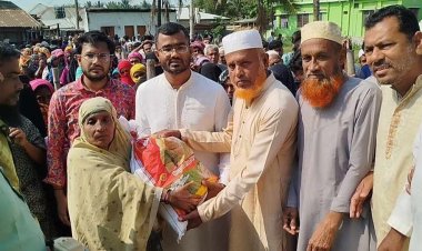 দুমকীতে অসহায় পরিবারকে ঈদ উপহারসহ নগদ টাকা প্রদান  