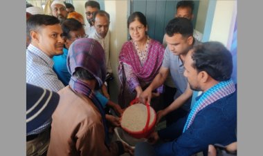 আড়ানী পৌরসভার ভিজিএফের চাল বিতরণ