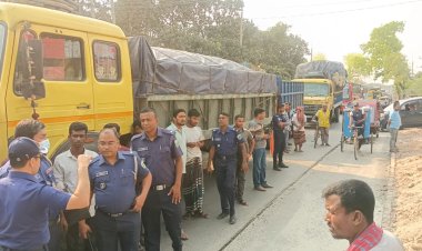 দূরপাল্লার বাস থামিয়ে চাঁদাবাজি,প্রতিবাদে মহাসড়ক অবরোধ