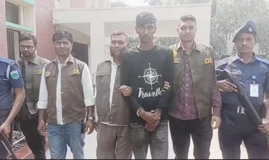নওগাঁয় পুলিশ পরিচয়ে চাঁদা দেওয়ায় যুবক আটক