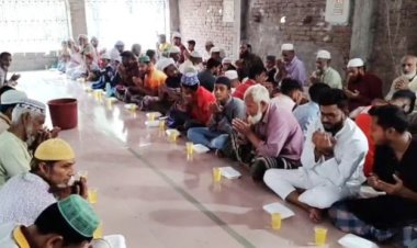 শান্তি নিবিড় পাঠাগার থেকে ইফতার আয়োজন করেছেন পরিচালক নাহিদ উজ্জামান এর পিতা নজরুল ইসলাম