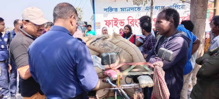 নওগাঁয় ওএমএসের চাল কালোবাজারে ফেঁসে গেলেন ভ্যান চাল-ধরাছোঁয়ার বাহিরে মূলহোতারা