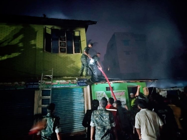 পটুয়াখালীতে অগ্নিকাণ্ডে ব্যবসা প্রতিষ্ঠানসহ ঘর পুড়ে ছাই