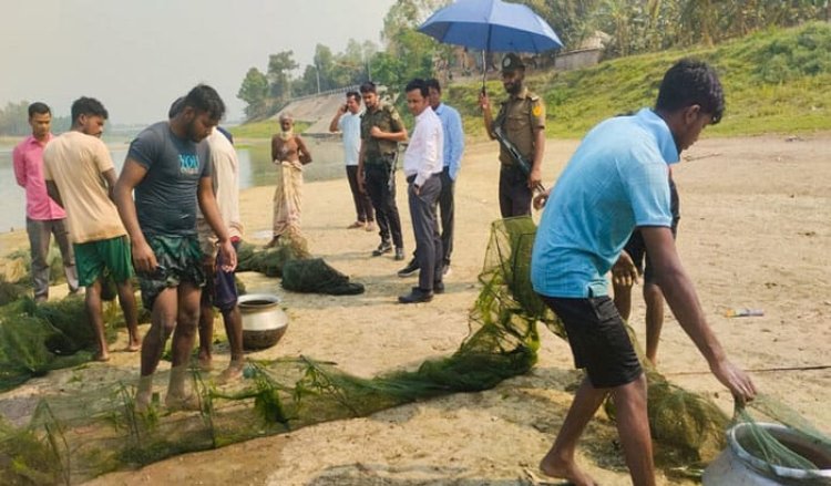 নওগাঁয় অভয়াশ্রম থেকে মাছ লুট,নিষিদ্ধ রিংজাল জাল জব্দ