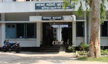 বাঘায় বাসের ধাক্কায় ভ‍্যানচালক নিহত