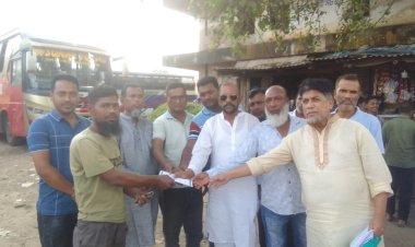 নওগাঁ জেলা মোটর শ্রমিক ইউনিয়নের সাধারণ নির্বাচনের দাবীতে লিফটে বিতরণ