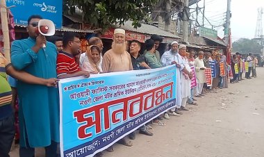 নওগাঁয় মোটর শ্রমিক ইউনিয়নের নির্বাচনের দাবিতে মানববন্ধন