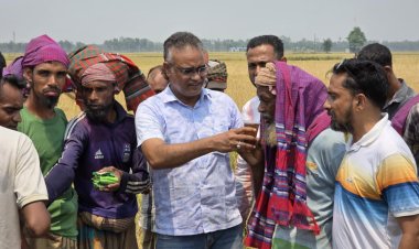নওগাঁয় খাদ্য সামগ্রী নিয়ে কৃষকদের পাশে বিএনপি নেতা পলাশ