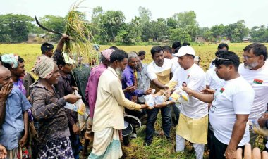 নওগাঁয় কৃষকদের মাঝে খাবার সামগ্রী বিতরণ