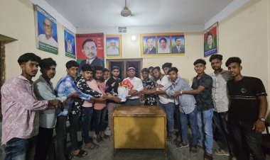 শিবগঞ্জে ড.সাইমুম পারভেজ'কে ফুলের তোড়া দিয়ে বরণ