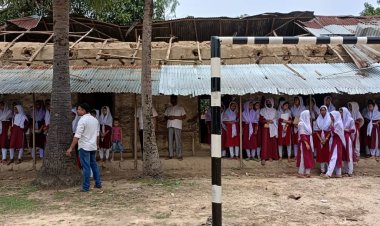 নাচোলে ছাদবিহীন ঘরে ঝুঁকি নিয়েই চলছে শ্রেণি কার্যক্রম-যে কোন সময় ঘটতে পারে দূর্ঘটনা