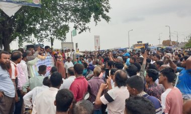 চাঁপাইনবাবগঞ্জে হাটের জায়গা নষ্ট করে খাস জমিতে ঘর নির্মানের প্রতিবাদে সড়ক অবরোধ