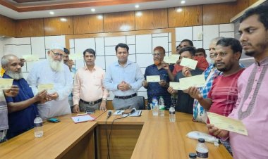 শিবগঞ্জে আগুনে ক্ষতিগ্রস্ত পরিবারকে আর্থিক অনুদানের চেক প্রদান