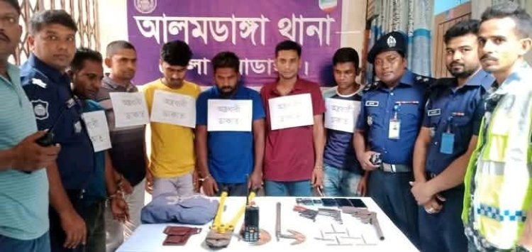 চুয়াডাঙ্গায় পুলিশের পোশাকে ইয়াবা ও ডাকাতির সরঞ্জামসহ গ্রেফতার-৬