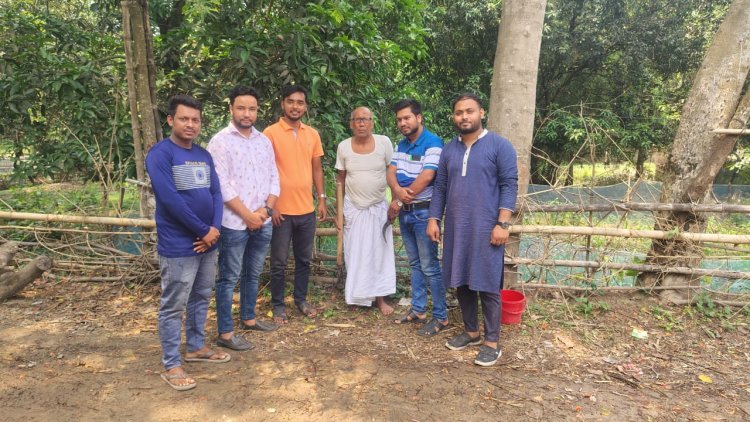 বৃক্ষ প্রেমিক কার্তিক প্রমানিক'কে সাথে নিয়ে শান্তি নিবিড় পাঠাগার থেকে বৃক্ষরোপন