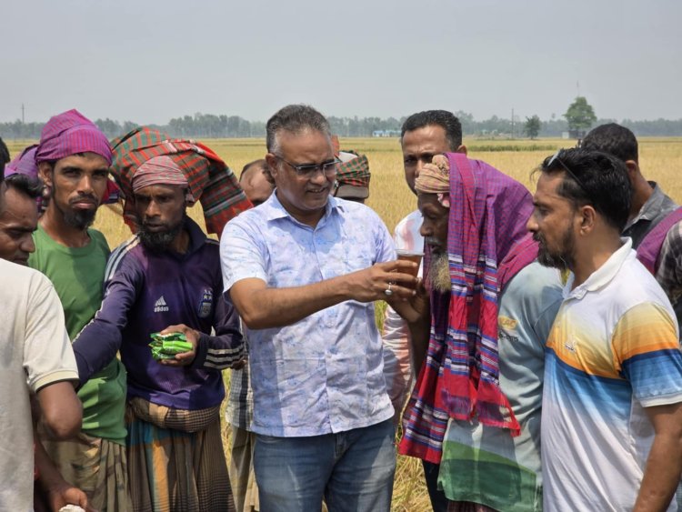 নওগাঁয় খাদ্য সামগ্রী নিয়ে কৃষকদের পাশে বিএনপি নেতা পলাশ
