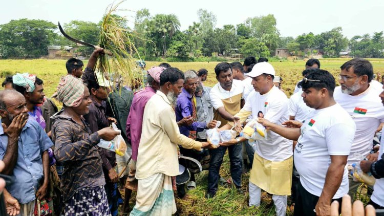 নওগাঁয় কৃষকদের মাঝে খাবার সামগ্রী বিতরণ