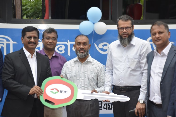 আইএফআইসি ব্যাংকের বাস উপহার পবিপ্রবি শিক্ষার্থীদের মাঝে 