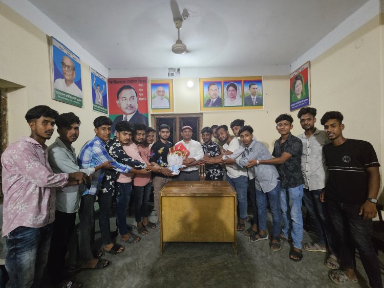 শিবগঞ্জে ড.সাইমুম পারভেজ'কে ফুলের তোড়া দিয়ে বরণ