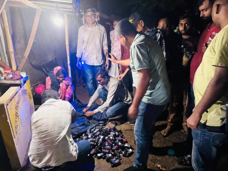 রাজশাহীর মোহনপুরে অটোরিক্সা থেকে ফেন্সিডিল উদ্ধার