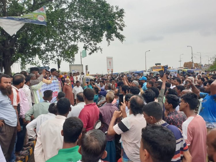 চাঁপাইনবাবগঞ্জে হাটের জায়গা নষ্ট করে খাস জমিতে ঘর নির্মানের প্রতিবাদে সড়ক অবরোধ