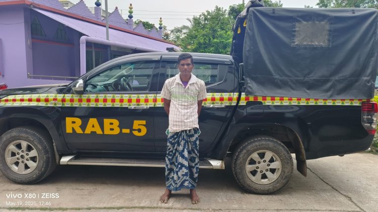 চাঁপাইনবাবগঞ্জে ৮ বছরের সাজাপ্রাপ্ত পলাতক আসামী গ্রেফতার