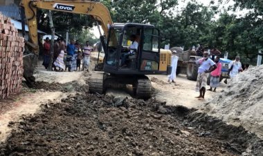 সাপাহারে চলাচলে অনুপযোগী রাস্তাটি গ্রামবাসীর নিজ অর্থায়ানে সংস্কারের উদ্যোগ
