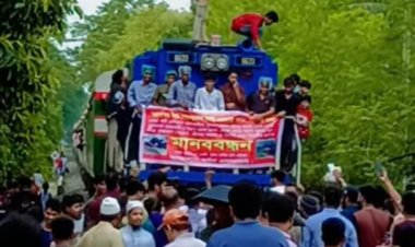 দর্শনায় ট্রেনের স্টপেজের দাবিতে ট্রেন থামিয়ে অবরোধ