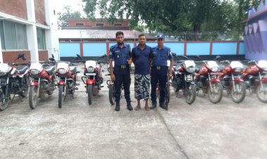 চাঁপাইনবাবগঞ্জে ১০টি চোরাই মোটরসাইকেলসহ একজন গ্রেফতার