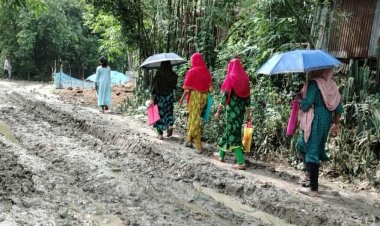 নিয়ামতপুরে গ্রামীন জনপদের অনেক রাস্তায় এখনও কাঁচা-অতিরিক্ত বর্ষায় জনদূর্ভোগ চরমে