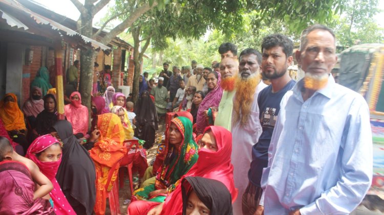 নওগাঁয় ভিজিডি কার্ডে ৫ মাসের চাল পেতে অর্থ লেনদেন-প্রতিবাদে বিক্ষোভ