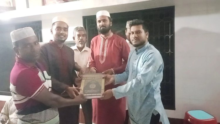 শান্তি নিবিড় পাঠাগারের উদ্যোগে বিনামূল কোরআন বিতরণ