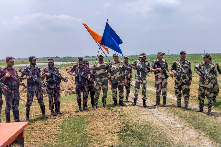 চাঁপাইনবাবগঞ্জ সীমান্তে আটক হওয়া বিএসএফ সদস্যকে হস্তান্তর
