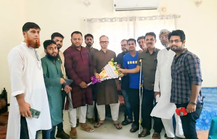 বিজিএমইএ সভাপতি নির্বাচিত হওয়ায় মাহমুদ হাসান খান বাবুকে জীবননগর সাংবাদিক সমিতির পক্ষ থেকে ফুলেল শুভেচ্ছা