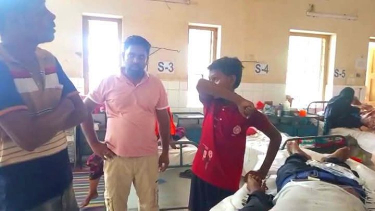চুয়াডাঙ্গায় চলন্ত ট্রেনের ছাদ থেকে পড়ে যুবক মৃত্যুশয্যায়