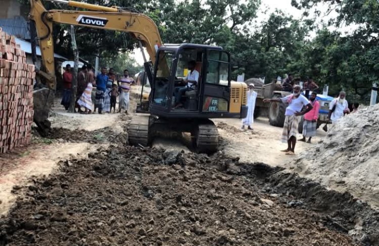 সাপাহারে চলাচলে অনুপযোগী রাস্তাটি গ্রামবাসীর নিজ অর্থায়ানে সংস্কারের উদ্যোগ