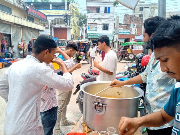 নওগাঁয় রক্তদাতা দিবসে ব্লাড সারকেলের উদ্যোগে বিনামূল্যে শরবত বিতরণ