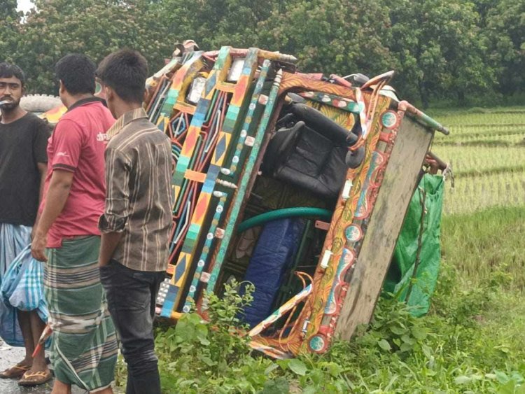 পত্নীতলায় পিকআপ ও ভুটভুটির মুখোমুখি সংঘর্ষে পিকআপ চালক নিহত