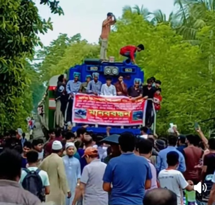 দর্শনায় ট্রেনের স্টপেজের দাবিতে ট্রেন থামিয়ে অবরোধ