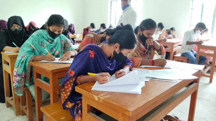 নিয়ামতপুরে এইচএসসি পরীক্ষা শুরু-১ম দিন অনুপস্থিত ৩৮ জন পরীক্ষার্থী