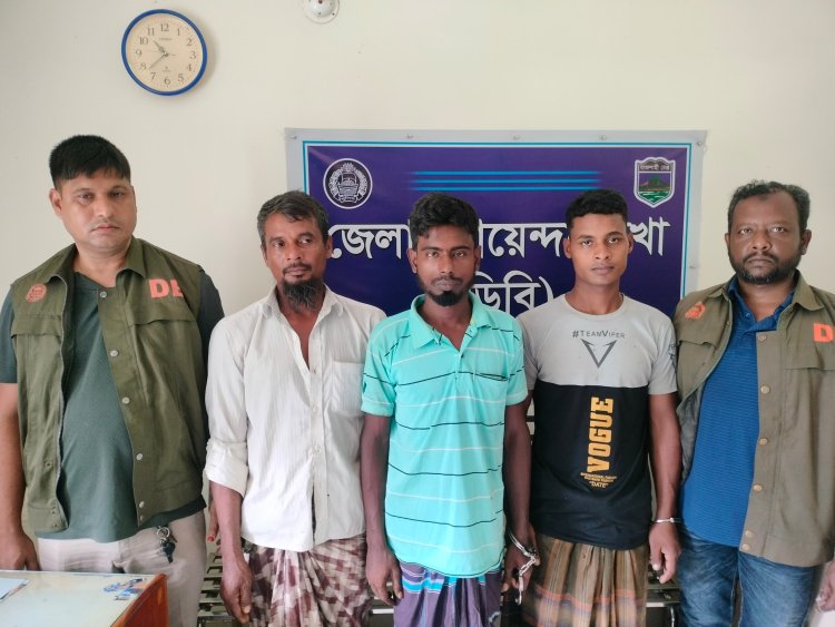 চাঁপাইনবাবগঞ্জে ভ্যানচালককে গলা কেটে হত্যার ঘটনায় তিনজনকে গ্রেপ্তার করেছে পুলিশ