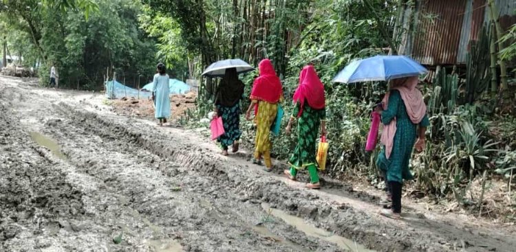 নিয়ামতপুরে গ্রামীন জনপদের অনেক রাস্তায় এখনও কাঁচা-অতিরিক্ত বর্ষায় জনদূর্ভোগ চরমে