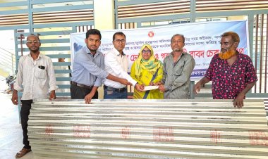 নিয়ামতপুরে ঝড়ে ক্ষতিগ্রস্ত পরিবারের মাঝে ঢেউটিন ও নগদ অর্থ বিতরণ
