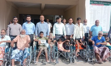 চাঁপাইনবাবগঞ্জে প্রতিবন্ধীদের মাঝে হুইল চেয়ার বিতরণ