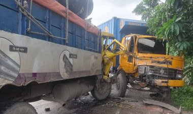 বাহুবলে ট্রাক-কাভার্ড ভ্যানের সংঘর্ষে দুই চালক আহত