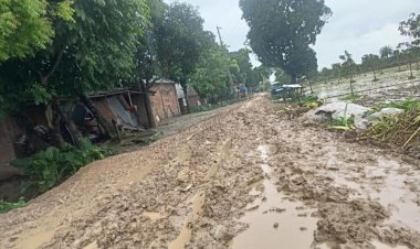 গোমস্তাপুরে চার দশক ধরে জরাজীর্ণ এক কিলোমিটার সড়ক-এলাকাবাসীর চরম দুর্ভোগ
