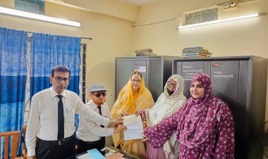 চাঁপাইনবাবগঞ্জে প্রয়াত আইনজীবীর নমিনিদের মধ্যে ২০ লাখ টাকার চেক হস্তান্তর